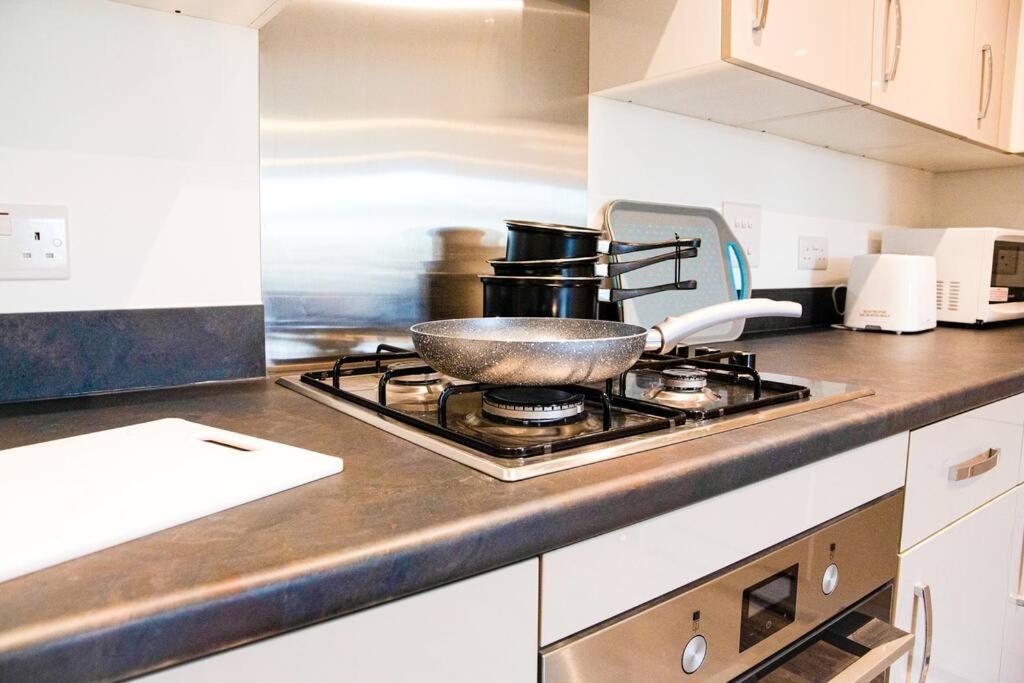 A Luxury 2 Bedroom Apartment With 2 Free Parking Chatham  Ngoại thất bức ảnh