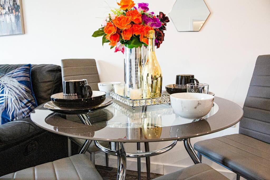 A Luxury 2 Bedroom Apartment With 2 Free Parking Chatham  Ngoại thất bức ảnh